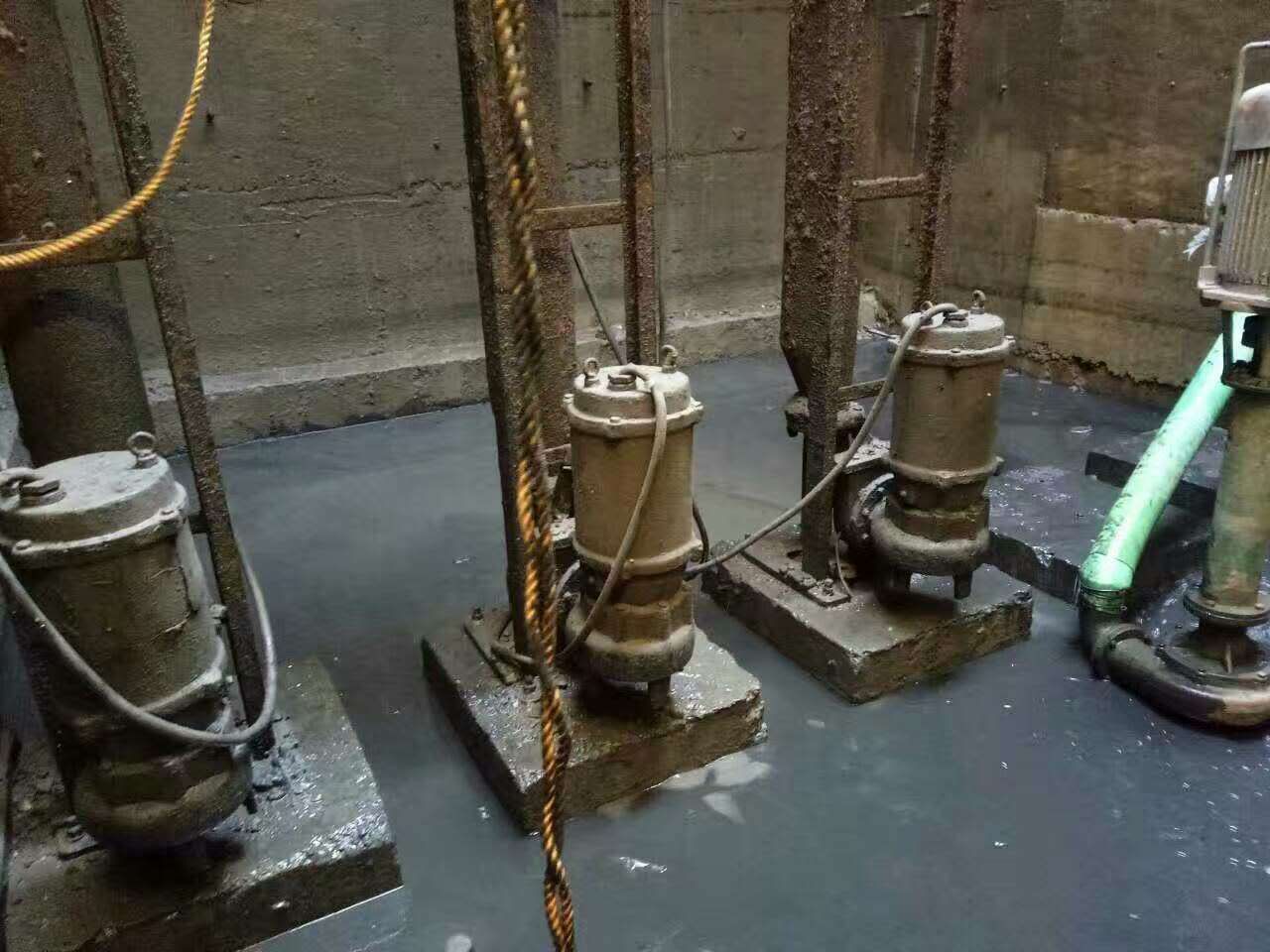 新青污水池清理