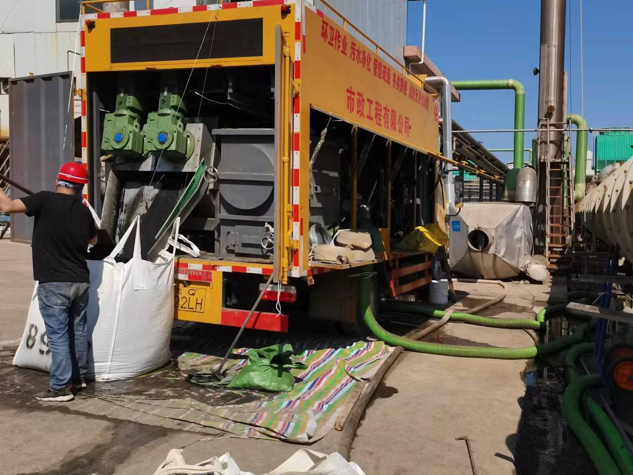 新青淤泥压干处理