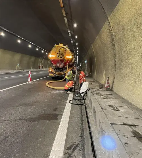 新青隧道排水渠清淤